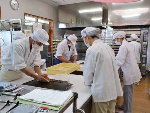 写真：生地の成型作業の様子